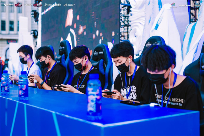 而德约则在 而德约则在